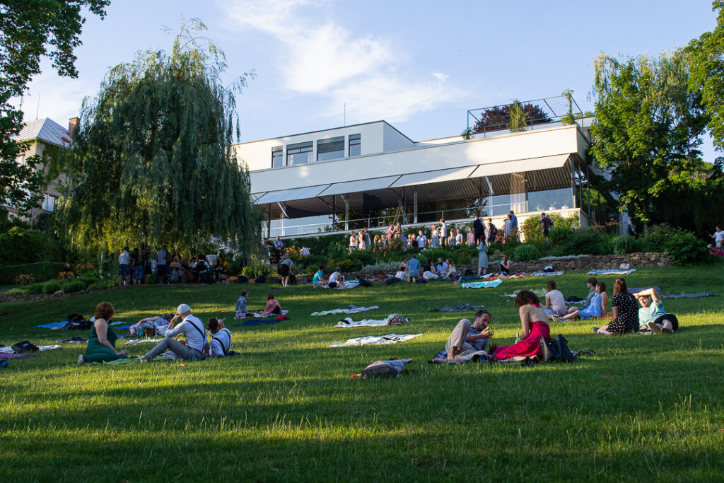 Sold out! Summer, swing and cinema in the Villa Tugendhat garden