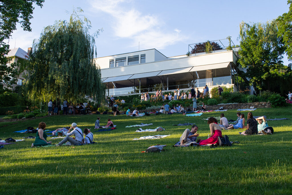 Vyprodáno! Léto, swing a kino v zahradě vily Tugendhat