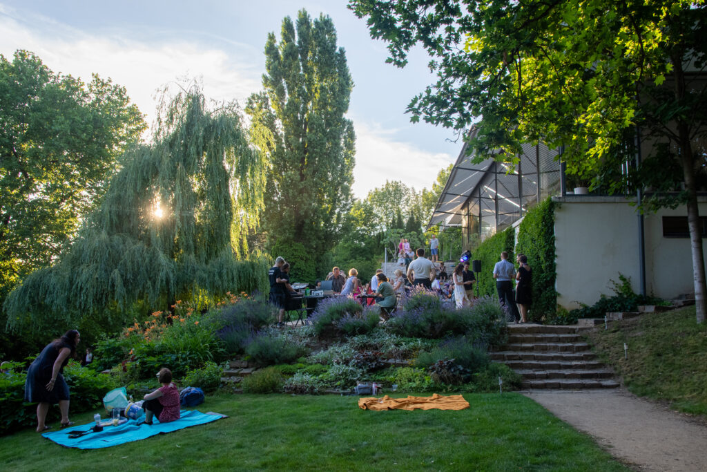 Sold out! Swing dancing in the garden of Villa Tugendhat